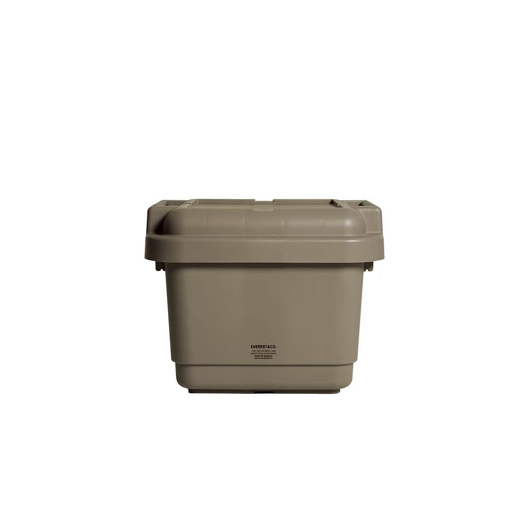 EVEREST&CO. STACKAWAY CONTAINER (S) 33 ลิตร ผลิตในญี่ปุ่น รับน้ำหนัก 100 kg ฝา PE โฟม กันน้ำ กันฝุ่น ขนาด W 44 x D 40 x H 38 cm ใช้ได้ทั้งโต๊ะและที่นั่ง พร้อมช่องรัดสายรัด