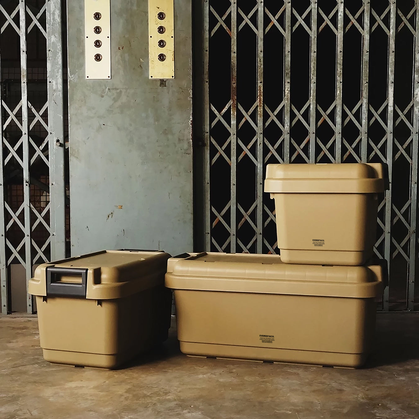 EVEREST&CO. STACKAWAY CONTAINER (M) 53 ลิตร(Made in Japan) กล่องเก็บของ ลัง เก็บของ มีซีนกันน้ำ กันฝุ่น ความจุ 53 ลิตร